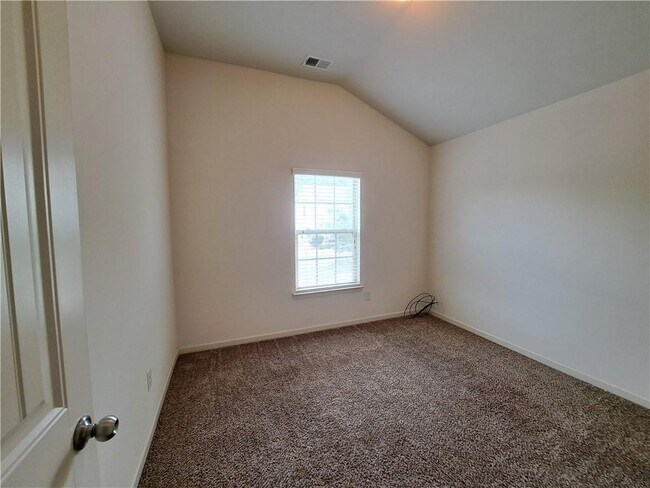 Building Photo - 867 Pine Ln