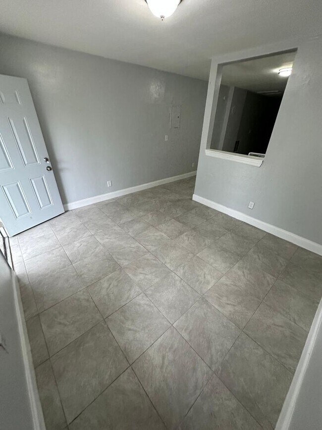 Building Photo - 1046/1048 W 8th St.- Duplex
