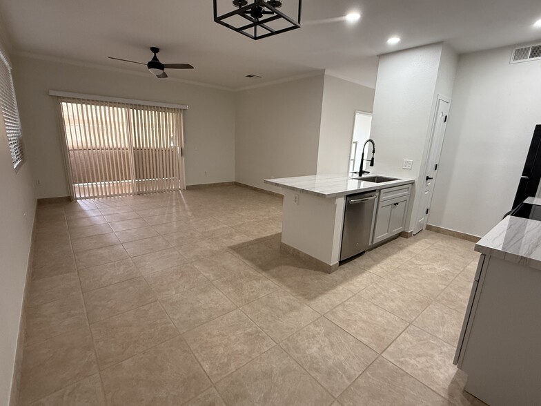 Building Photo - 16013 S Desert Foothills Pky