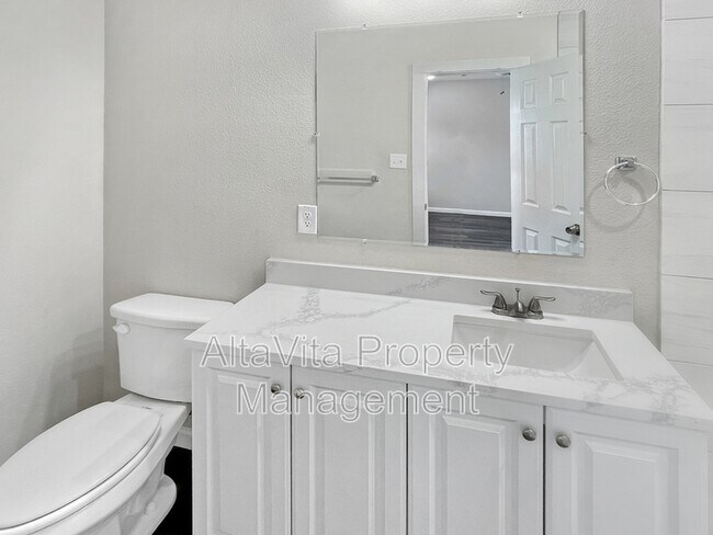 Building Photo - 3213 Chenault St