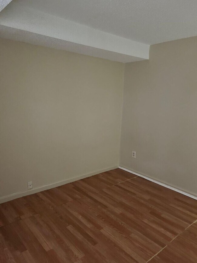 Building Photo - Available Now! Spacious 2 Bedroom Apartment!!