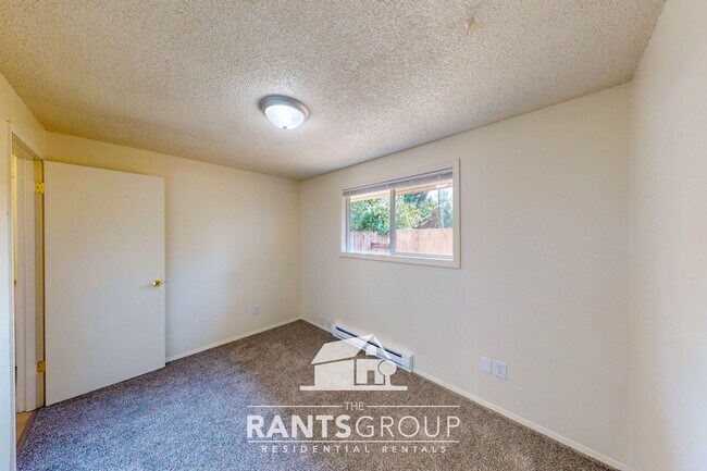 Building Photo - Spacious 2-Bedroom Duplex Unit with a Gara...