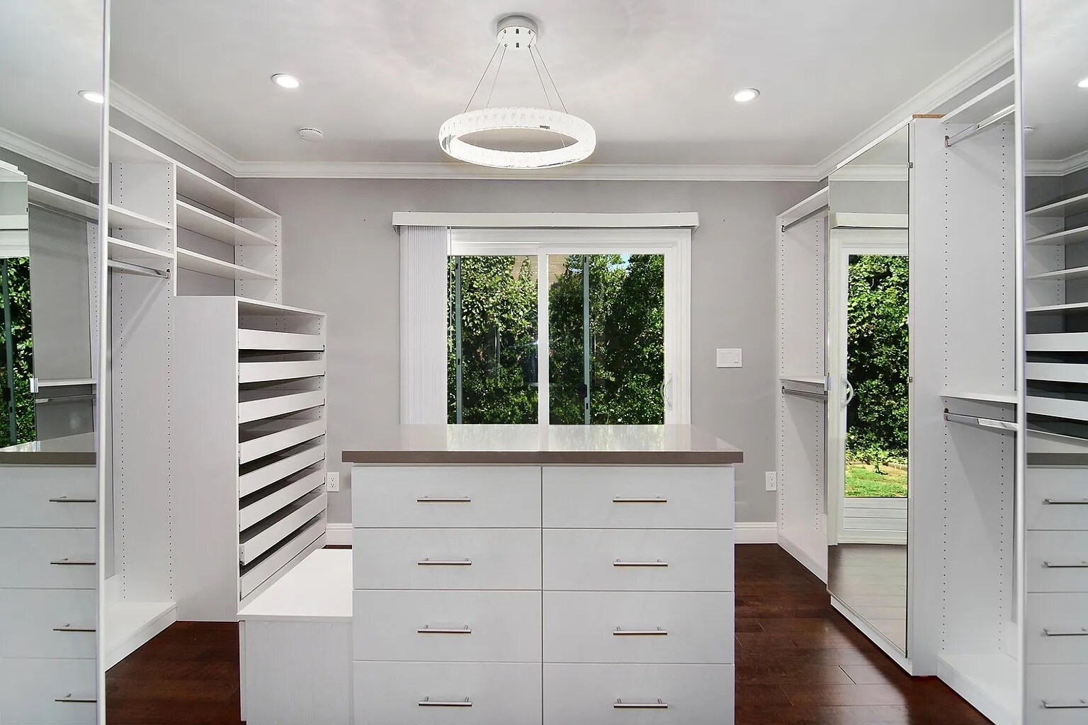 Building Photo - 17601 Tarzana St