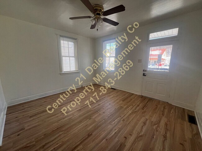 Building Photo - Beautifully redone 3 BR, 1 Bath Townhouse in York Suburban Schools