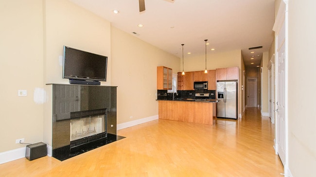 Building Photo - 1910 W Armitage Ave