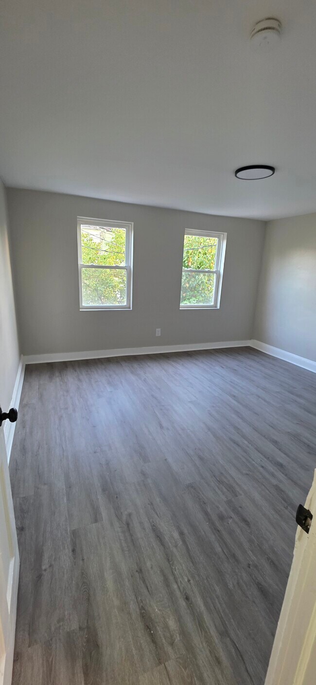 Building Photo - 3423 E Lombard St