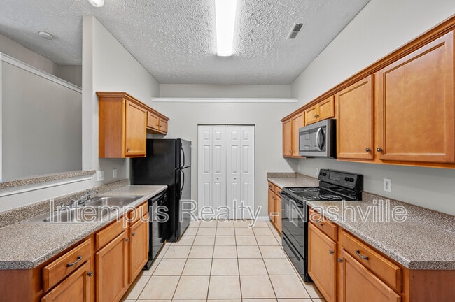 Building Photo - 553 Rose Cottage Cir