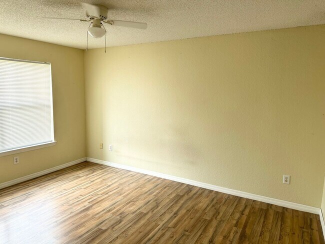 Building Photo - Spacious and Beautiful - Unfurnished 2/2 at Villas Del Sol !