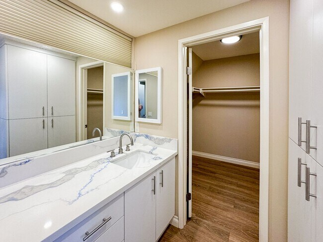 Building Photo - Luxurious Coastal Living: Fully Remodeled 3-Bed, 3.5-Bath with Ocean Views in Sea Point