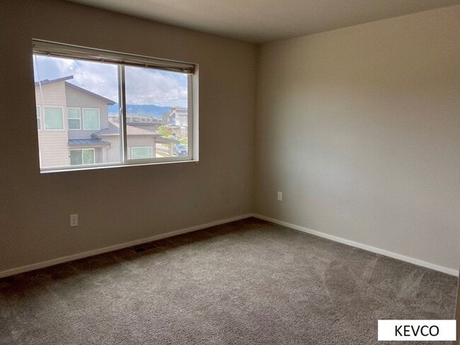 Building Photo - Lovely Newer Townhouse