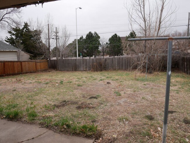Building Photo - 3 Bedroom Tri Level Home Available Now!