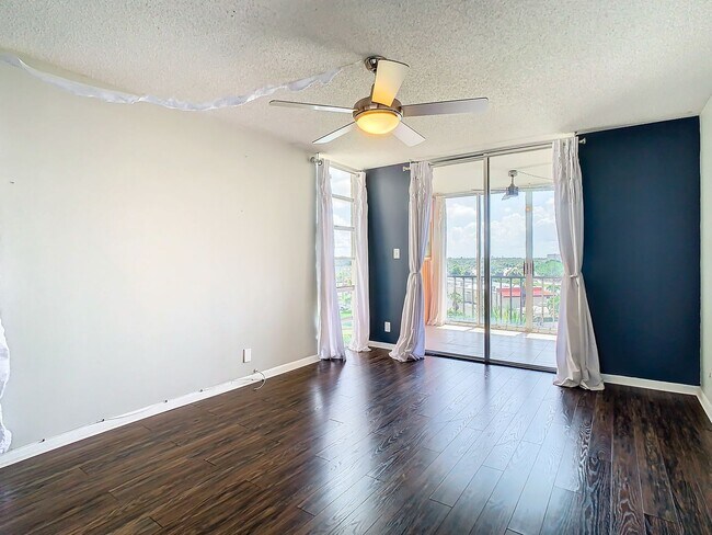 Building Photo - 7400 Sun Island Dr S