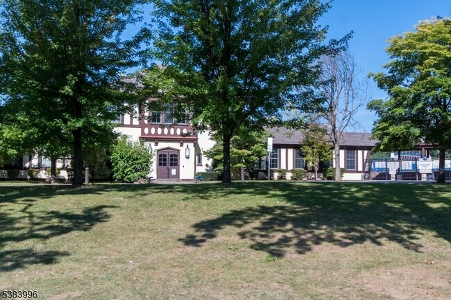 Building Photo - 207 N Fullerton Ave