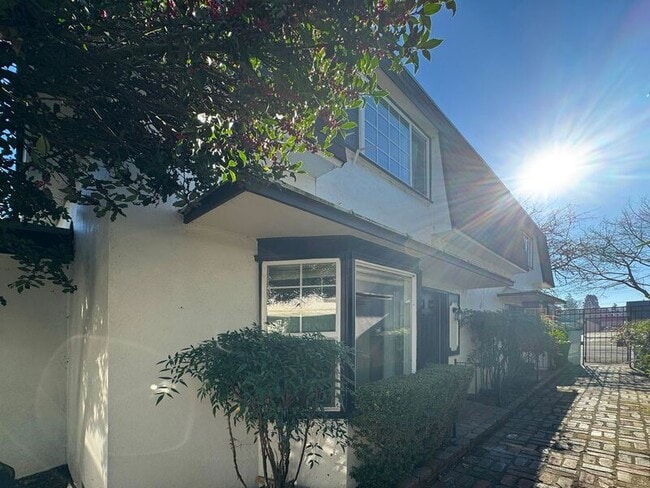 Building Photo - 1117 W 6th Ave