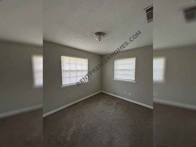 Building Photo - 916 S Rd