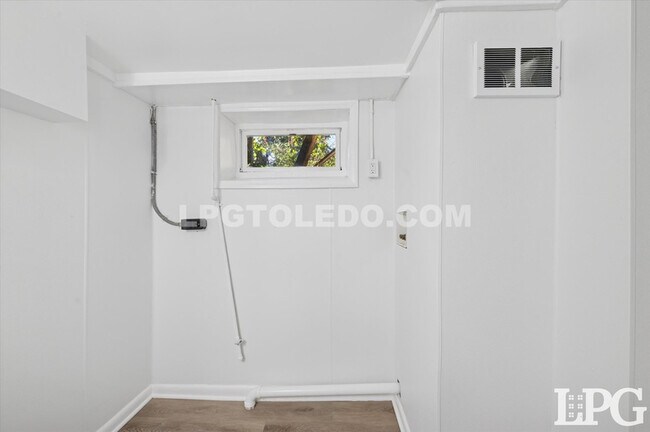 Building Photo - 4013 Caroline Ave