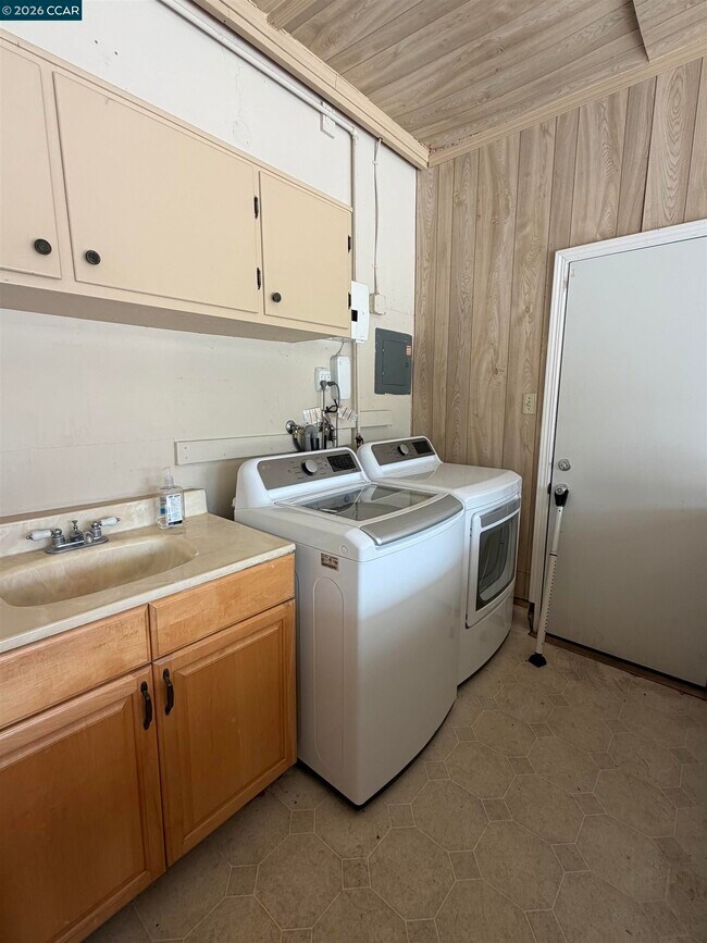 Building Photo - 1209 St Louis Dr