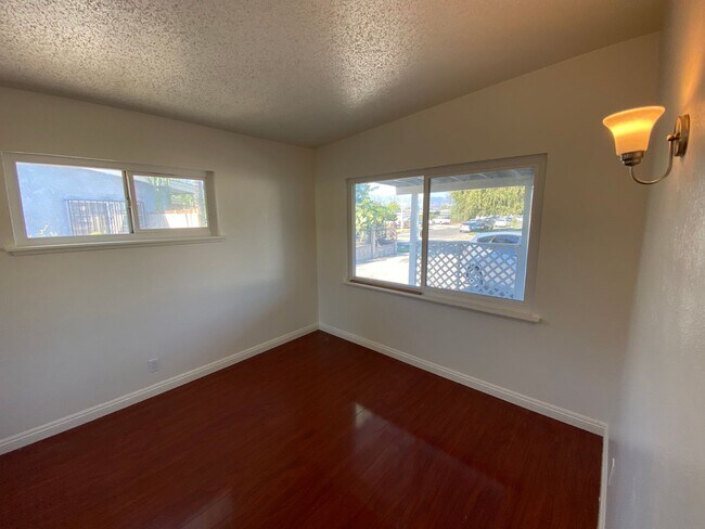 Building Photo - Recently Remodeled 3 bed 2 bath home in La...