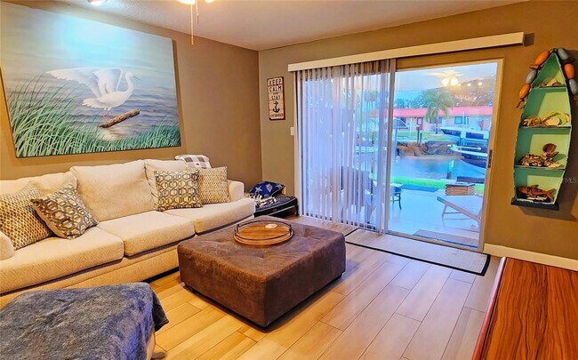 Building Photo - Adorable 1/1 condo with dock and amenity community