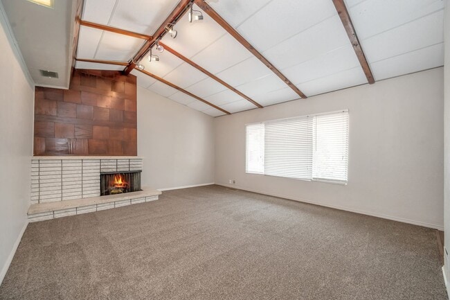 Building Photo - Beautiful Newly Renovated 3 Bed - 1 Bath Pet Friendly Home in Bountiful! Available NOW!