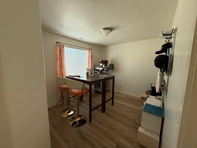 Building Photo - 885 W Edinburgh Dr