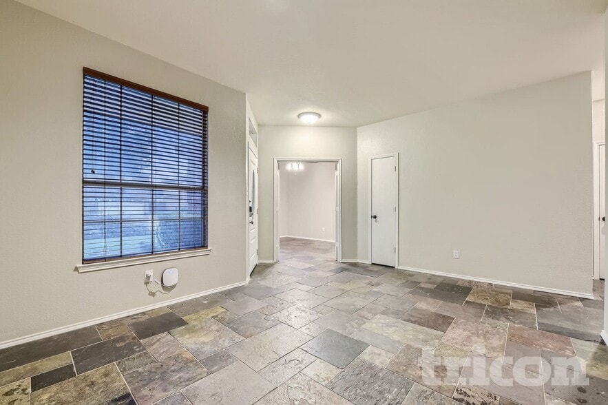 Building Photo - 1136 Roundhouse Dr