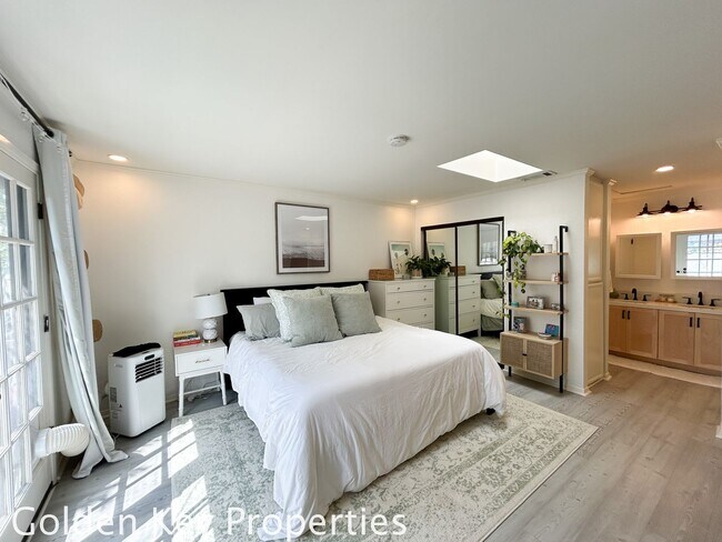 Building Photo - Welcome to this stunning ***unfurnished*** tri-level condo in the desirable Casitas de la Costa c...