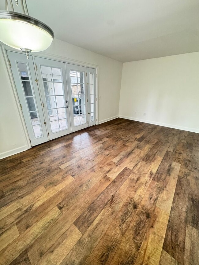 Building Photo - Welcome home to this charming and cozy corner-unit condo in the heart of Rancho Cucamonga!