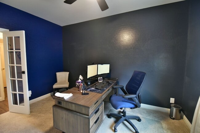 Building Photo - Gorgeous 3bed / 2.5bath home located in Tuscany!