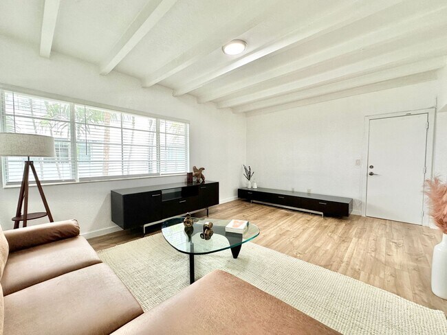 Building Photo - LARGE 1 BEDROOM FULLY FURNISHED IN WATERFR...
