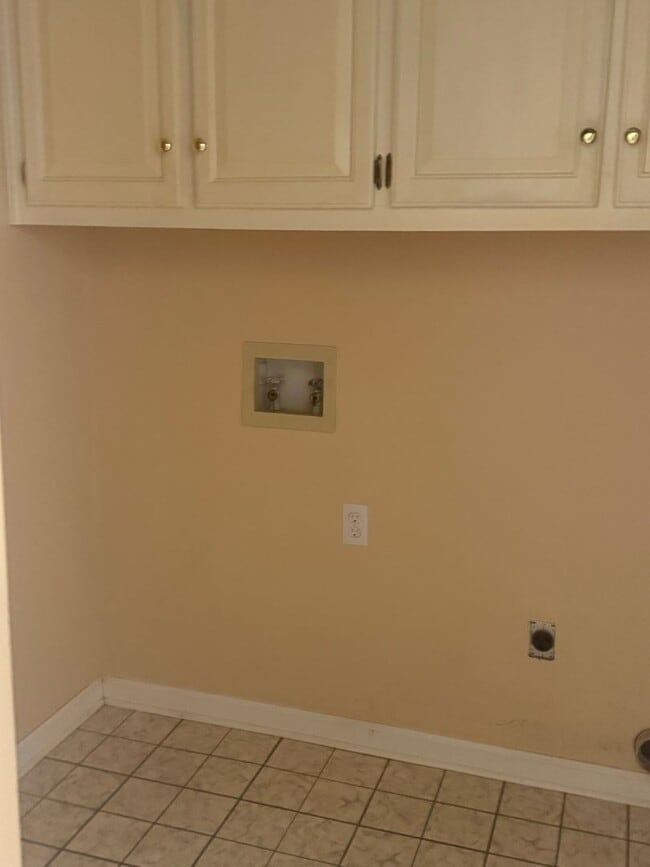 Building Photo - 3 Bedroom, 2 Bathroom - Florence, AL * Forest Hills Community *