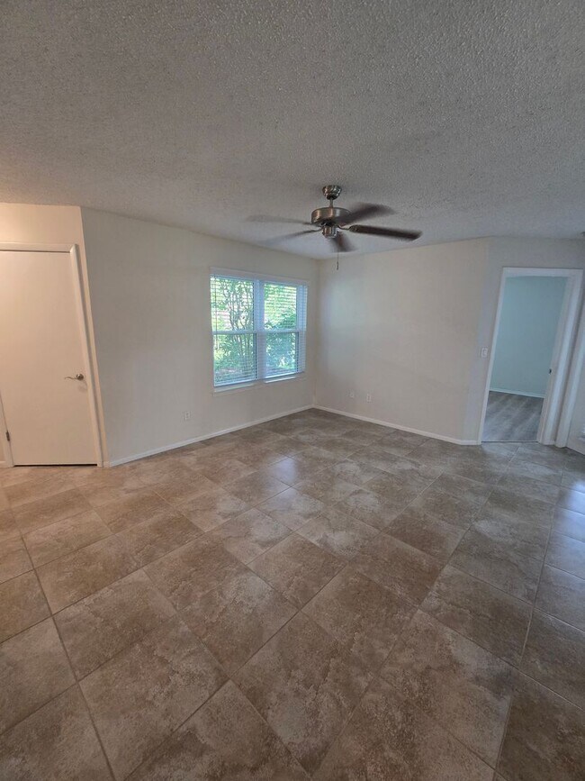 Building Photo - 2577 Grassy Point Dr