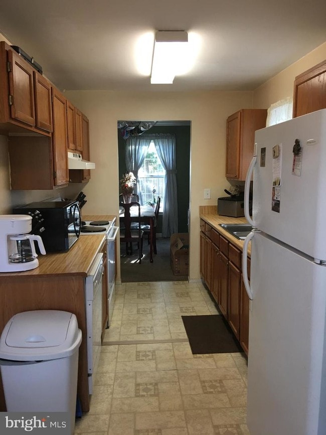 Building Photo - 29403 Petunia Dr