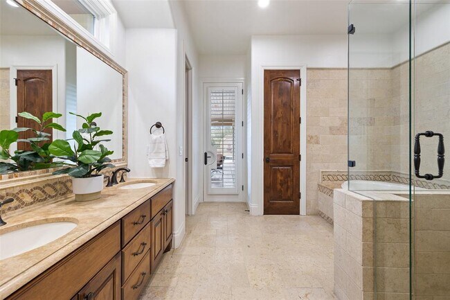 Building Photo - 4805 Mirador Dr