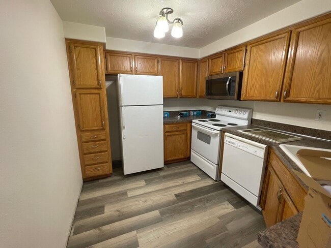 Building Photo - 50% OFF One Month's RENT! 3 Bedroom 2 Bath Renovated House with/ Fenced Backyard on Dead End Street