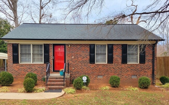 Building Photo - For Rent: Charming 2-Bedroom Brick Home in...