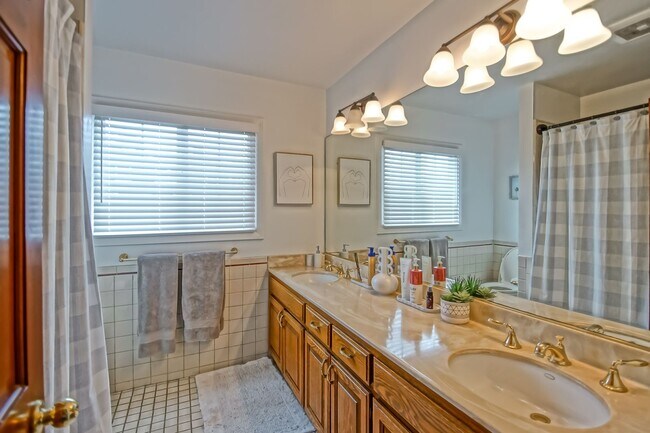 Building Photo - CHARMING & SPACIOUS, 5BR3.5BA HOME W/ PRIVATE YARD, BALCONY & SPRAWLING LIVING SPACE NEXT TO SAND...