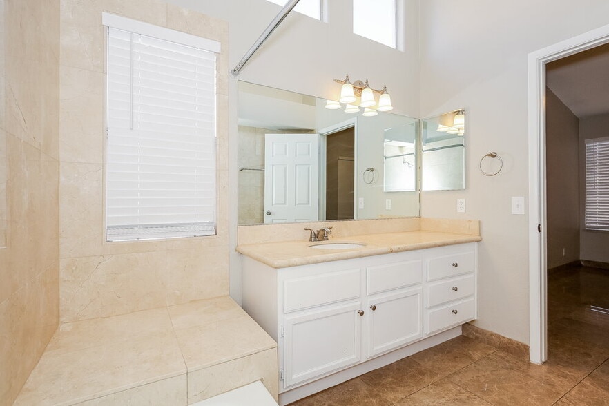 Building Photo - 3424 Edgehill Way