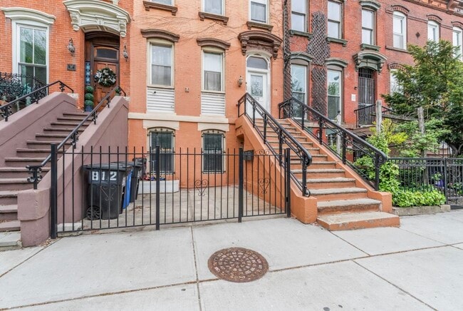 Building Photo - 812 Grand St