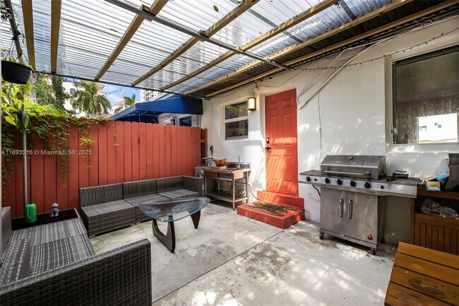 Building Photo - 3690 SW 9th Terrace