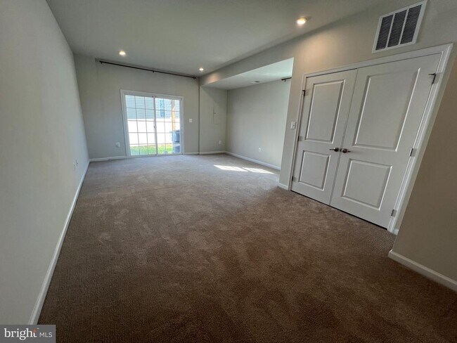 Building Photo - 526 River Crest Way