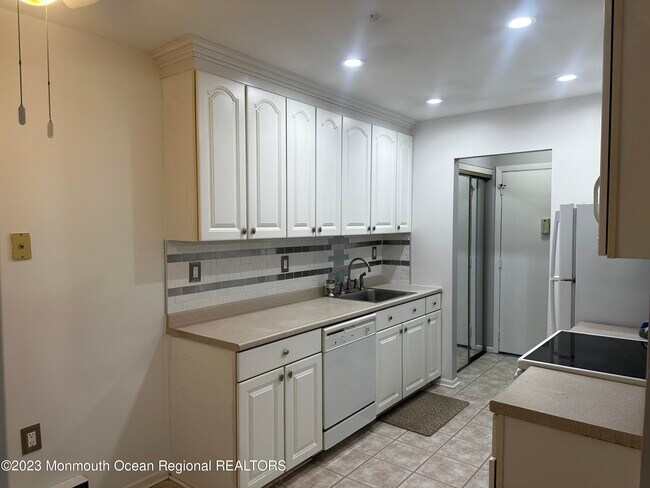 Building Photo - 5 Pine Cluster Cir
