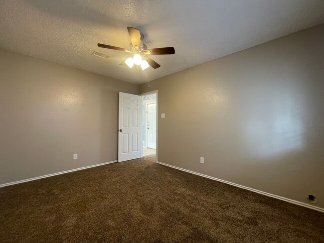 Building Photo - AVAILABLE NOW 3 Bedroom 2 Bath Home in For...