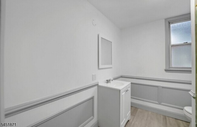 Building Photo - 227 Snyder St