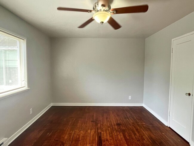 Building Photo - (UNM)  2 bed/1 bath Apartment