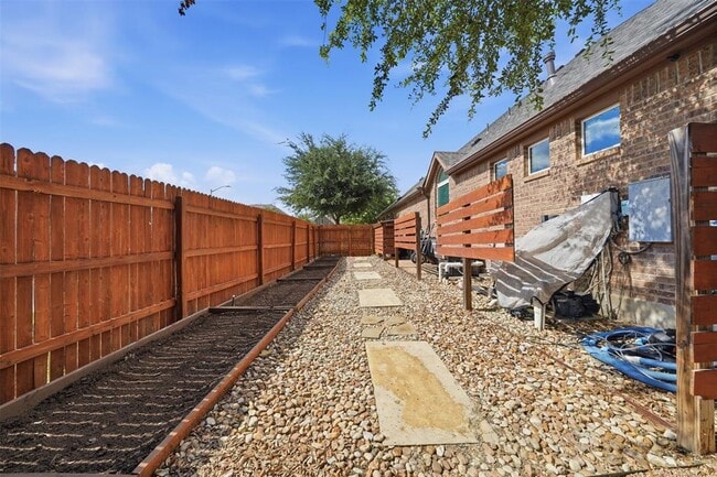 Building Photo - 8729 Vantage Point Dr