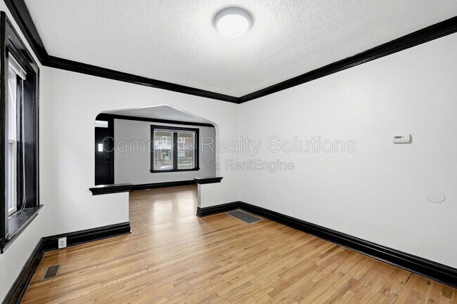 Building Photo - 5055 Lindenwood Ave