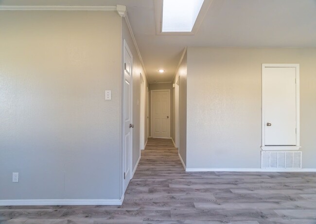 Building Photo - Beautiful 3 Bed, 2 Bath Home with a 2-Car ...