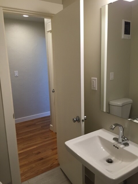 Building Photo - Remodel Hardwood Floors, Quartz, SS Appli,...