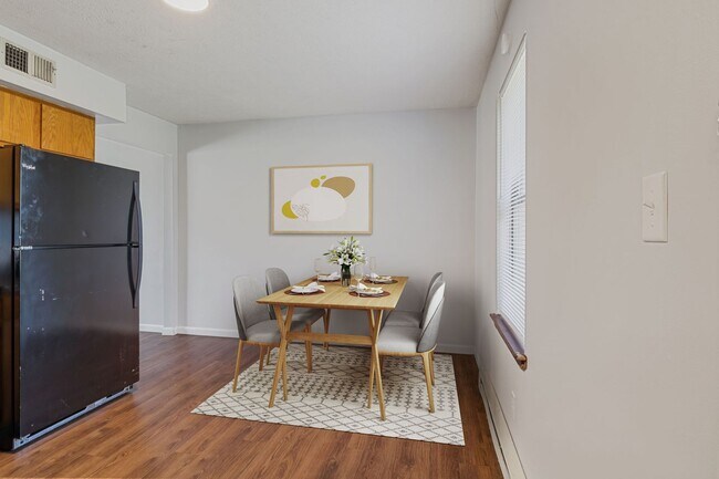 Building Photo - 2213 E Memorial Dr